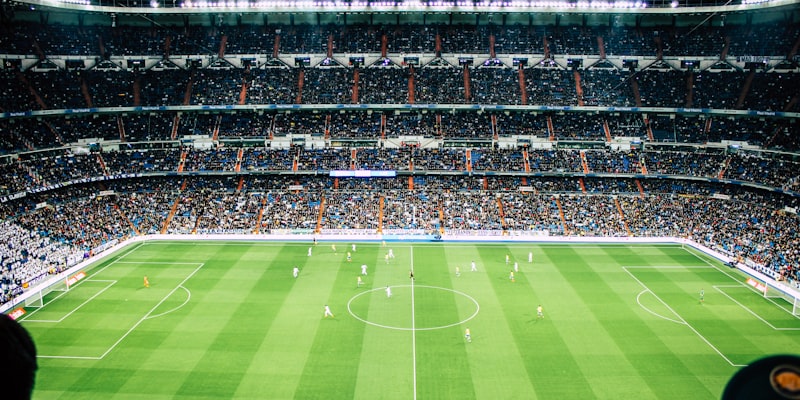 足球教练在场边指挥球员战术部署的训练场景